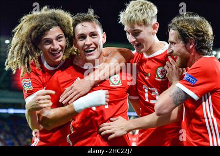 Cardiff, Galles. 6 Settembre 2018. Ethan Ampadu, David Brooks e Joe Allen of Wales si congratulano con il compagno di squadra Connor Roberts per il suo primo obiettivo senior per il Galles durante la partita della UEFA Nations League Group B4 tra Galles e Repubblica d'Irlanda al Cardiff City Stadium di Cardiff, Galles, Regno Unito, il 6 settembre 2018. Credit: Duncan Thomas/Majestic Media. Foto Stock