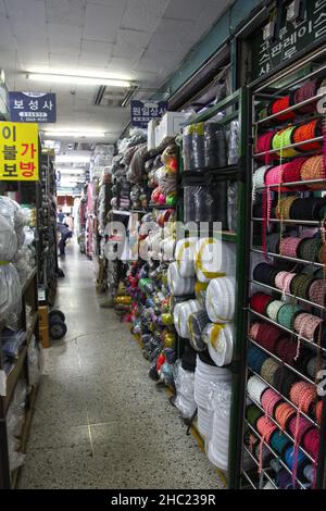 Dongdaemun Shopping Complex a Dongdaemun, Seoul, Corea del Sud. Famoso per gli accessori per l'industria dell'abbigliamento. Foto Stock