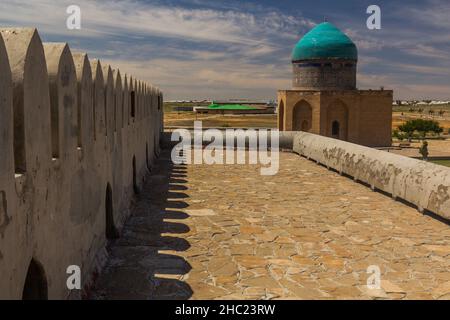 Il mausoleo di Rabia Sultan Begim in Turkistan visto dalle mura della città vecchia, Kazakhstan Foto Stock