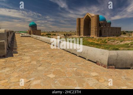 Rabia Sultan Begim e Khoja Ahmed Yasawi mausoleo in Turkistan visto dalle mura della città vecchia, Kazakhstan Foto Stock