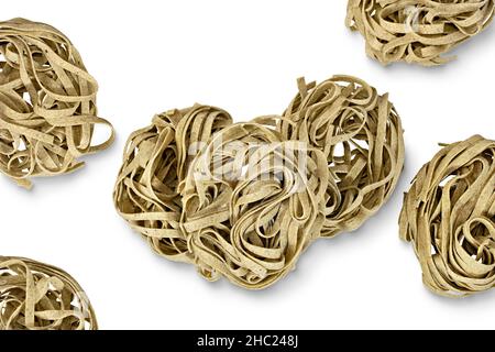Le tagliatelle di spinaci non cotti nidificano la pasta Foto Stock