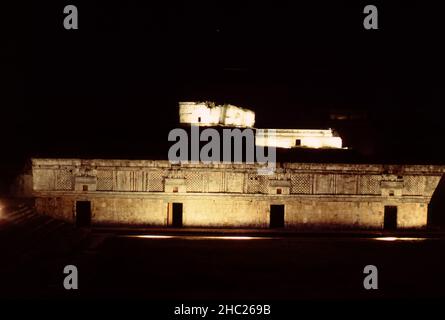 Uxmal Yucatan Messico. 12/27/1985. Rovine di Uxmal. Spettacolo di luci. Occupazione popolazione stimata di circa 15.000 persone al picco di Uxmal. Uxmal: Capitale di un tardo classico Maya circa 850-925 d.C. La maggior parte degli edifici cessò dal 1100 d.C. Le cronache Maya suggeriscono che Uxmal fu fondata intorno al 500 d.C. dalla famiglia Hun Uitzil Chac Tutul Xiu e governata da essa. Foto Stock