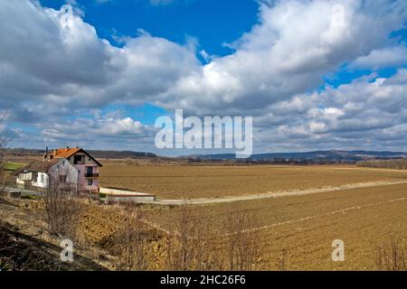 Vista dalla collina sulla bella valle dolce del fiume Jadar e la montagna CER sullo sfondo. È qui che Rio Tinto prevede di aprire un lithi Foto Stock