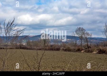 Vista dalla collina sulla bella valle dolce del fiume Jadar e la montagna CER sullo sfondo. È qui che Rio Tinto prevede di aprire un lithi Foto Stock