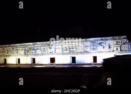 Uxmal Yucatan Messico. 12/27/1985. Rovine di Uxmal. Spettacolo di luci. Occupazione popolazione stimata di circa 15.000 persone al picco di Uxmal. Uxmal: Capitale di un tardo classico Maya circa 850-925 d.C. La maggior parte degli edifici cessò dal 1100 d.C. Le cronache Maya suggeriscono che Uxmal fu fondata intorno al 500 d.C. dalla famiglia Hun Uitzil Chac Tutul Xiu e governata da essa. Foto Stock