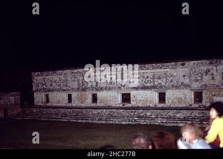 Uxmal Yucatan Messico. 12/27/1985. Rovine di Uxmal. Spettacolo di luci. Occupazione popolazione stimata di circa 15.000 persone al picco di Uxmal. Uxmal: Capitale di un tardo classico Maya circa 850-925 d.C. La maggior parte degli edifici cessò dal 1100 d.C. Le cronache Maya suggeriscono che Uxmal fu fondata intorno al 500 d.C. dalla famiglia Hun Uitzil Chac Tutul Xiu e governata da essa. Foto Stock