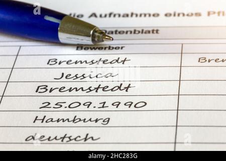 Immagine simbolica sul tema della domanda per un bambino adottivo: Questionario completato con i biros Foto Stock