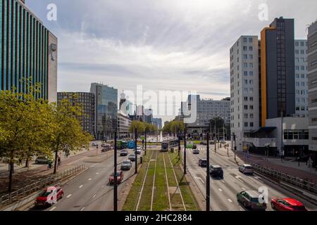 Vista da Schiekade verso la fontana di Hofplein e Coolsingel con il Municipio di Rotterdam, Paesi Bassi Foto Stock