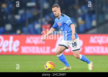 Napoli, Italia. 22nd Dic 2021. Stanislav Lobotka, durante la Serie A match tra Napoli e Spezia Calcio allo Stadio Diego Armando Maradona, Napoli, Italia, il 22 dicembre 2021. Credit: Giuseppe Maffia/Alamy Live News Foto Stock