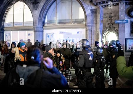 Monaco di Baviera, Germania. 22nd Dic 2021. Contro-protesta il 22 dicembre 2021, come la polizia ha riferito più di 5000 persone hanno dimostrato a Monaco, Germania, contro tutte le misure del Covid-19 e la possibile vaccinazione obbligatoria. Solo una protesta stazionaria è stata consentita, così gli organizzatori hanno annullato la protesta. I manifestanti hanno umiliato la polizia mentre protestavano selvaggiamente attraverso la città. (Foto di Alexander Pohl/Sipa USA) Credit: Sipa USA/Alamy Live News Foto Stock