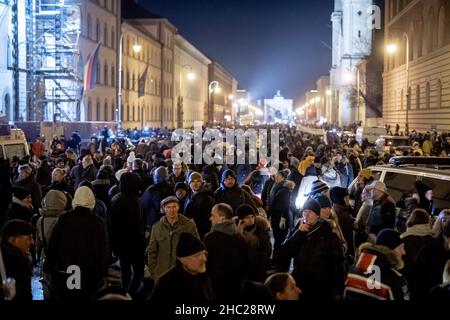 Monaco di Baviera, Germania. 22nd Dic 2021. Contro-protesta il 22 dicembre 2021, come la polizia ha riferito più di 5000 persone hanno dimostrato a Monaco, Germania, contro tutte le misure del Covid-19 e la possibile vaccinazione obbligatoria. Solo una protesta stazionaria è stata consentita, così gli organizzatori hanno annullato la protesta. I manifestanti hanno umiliato la polizia mentre protestavano selvaggiamente attraverso la città. (Foto di Alexander Pohl/Sipa USA) Credit: Sipa USA/Alamy Live News Foto Stock