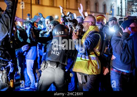 Monaco di Baviera, Germania. 22nd Dic 2021. Contro-protesta il 22 dicembre 2021, come la polizia ha riferito più di 5000 persone hanno dimostrato a Monaco, Germania, contro tutte le misure del Covid-19 e la possibile vaccinazione obbligatoria. Solo una protesta stazionaria è stata consentita, così gli organizzatori hanno annullato la protesta. I manifestanti hanno umiliato la polizia mentre protestavano selvaggiamente attraverso la città. (Foto di Alexander Pohl/Sipa USA) Credit: Sipa USA/Alamy Live News Foto Stock