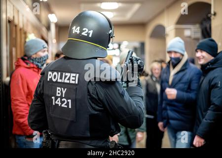 Monaco di Baviera, Germania. 22nd Dic 2021. Contro-protesta il 22 dicembre 2021, come la polizia ha riferito più di 5000 persone hanno dimostrato a Monaco, Germania, contro tutte le misure del Covid-19 e la possibile vaccinazione obbligatoria. Solo una protesta stazionaria è stata consentita, così gli organizzatori hanno annullato la protesta. I manifestanti hanno umiliato la polizia mentre protestavano selvaggiamente attraverso la città. (Foto di Alexander Pohl/Sipa USA) Credit: Sipa USA/Alamy Live News Foto Stock