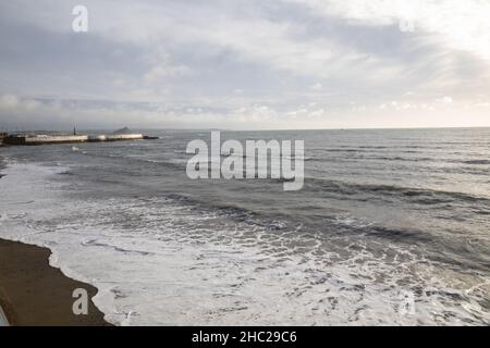 Penzance, Cornovaglia, 23rd dicembre 2021, la gente gode il sole glorioso e le temperature più miti in Penzance, Cornovaglia. Lungo il lungomare la gente camminava, si rilassava seduti per fare una pausa dalle preparazioni natalizie. Le previsioni meteo sono per le condizioni mutevoli nei prossimi giorni. Credit: Keith Larby/Alamy Live News Foto Stock