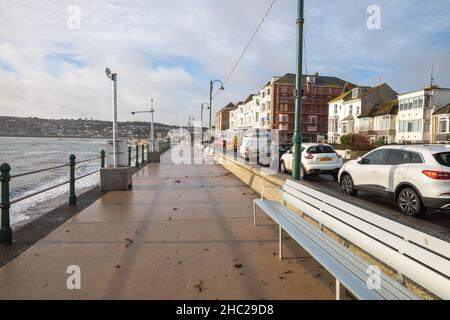 Penzance, Cornovaglia, 23rd dicembre 2021, la gente gode il sole glorioso e le temperature più miti in Penzance, Cornovaglia. Lungo il lungomare la gente camminava, si rilassava seduti per fare una pausa dalle preparazioni natalizie. Le previsioni meteo sono per le condizioni mutevoli nei prossimi giorni. Credit: Keith Larby/Alamy Live News Foto Stock