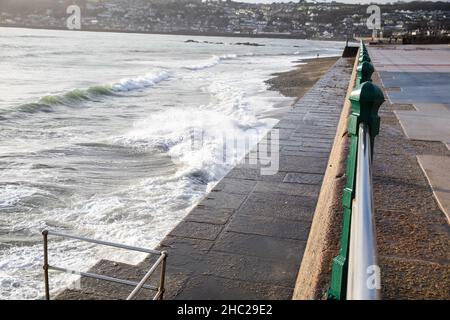 Penzance, Cornovaglia, 23rd dicembre 2021, la gente gode il sole glorioso e le temperature più miti in Penzance, Cornovaglia. Lungo il lungomare la gente camminava, si rilassava seduti per fare una pausa dalle preparazioni natalizie. Le previsioni meteo sono per le condizioni mutevoli nei prossimi giorni. Credit: Keith Larby/Alamy Live News Foto Stock