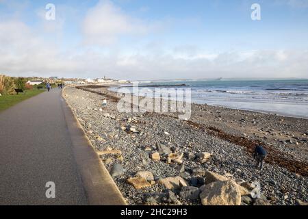 Penzance, Cornovaglia, 23rd dicembre 2021, la gente gode il sole glorioso e le temperature più miti in Penzance, Cornovaglia. Lungo il lungomare la gente camminava, si rilassava seduti per fare una pausa dalle preparazioni natalizie. Le previsioni meteo sono per le condizioni mutevoli nei prossimi giorni. Credit: Keith Larby/Alamy Live News Foto Stock