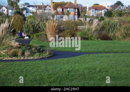 Penzance, Cornovaglia, 23rd dicembre 2021, la gente gode il sole glorioso e le temperature più miti in Penzance, Cornovaglia. I giardini erano comunque molto tranquilli lungo il lungomare. Le previsioni meteo sono per le condizioni mutevoli nei prossimi giorni. Credit: Keith Larby/Alamy Live News Foto Stock