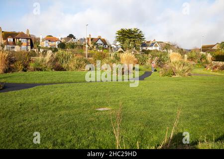 Penzance, Cornovaglia, 23rd dicembre 2021, la gente gode il sole glorioso e le temperature più miti in Penzance, Cornovaglia. I giardini erano comunque molto tranquilli lungo il lungomare. Le previsioni meteo sono per le condizioni mutevoli nei prossimi giorni. Credit: Keith Larby/Alamy Live News Foto Stock