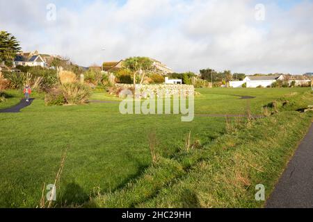 Penzance, Cornovaglia, 23rd dicembre 2021, la gente gode il sole glorioso e le temperature più miti in Penzance, Cornovaglia. I giardini erano comunque molto tranquilli lungo il lungomare. Le previsioni meteo sono per le condizioni mutevoli nei prossimi giorni. Credit: Keith Larby/Alamy Live News Foto Stock