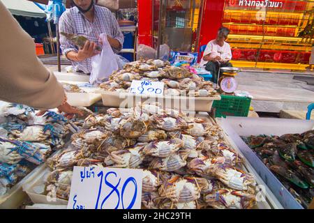 Samut Sakhon, Thailandia-7 novembre 2020: Persone che indossano maschere protettive per l'acquisto di pesce fresco al mercato Mahachai mentre covid-19 pandemic in SA Foto Stock