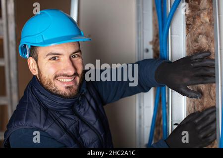 l'elettricista effettua test sugli impianti elettrici e sui fili Foto Stock