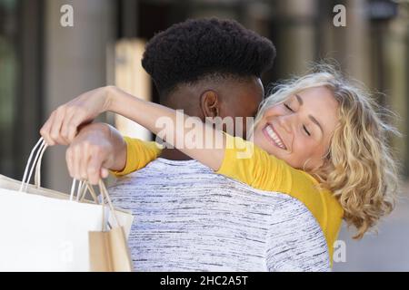 ritratto di bella coppia mista sorridente e abbracciante Foto Stock