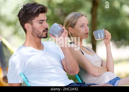 la coppia ha fatto colazione vicino alla tenda Foto Stock