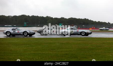 Sessione di qualificazione per la sfida e-Type del 60th° anniversario, al Silverstone Classic 2021 Foto Stock