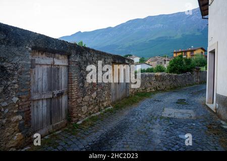 Assergi, L Aquila, Abruzzo, Italia: Antico borgo tipico di montagna danneggiato dal terremoto Foto Stock