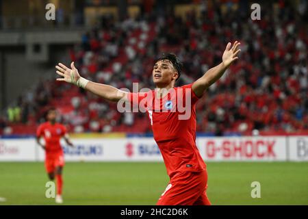 (211223) --, 23 dicembre 2021 (Xinhua) -- Ikhsan Fandi di Singapore festeggia dopo aver segnato durante l'ASEAN Football Federation (AFF) Suzuki Cup 2020 semi-finale prima tappa tra Singapore e Indonesia allo Stadio Nazionale di Singapore il 22 dicembre 2021. (Foto di allora Chih Wey/Xinhua) Foto Stock