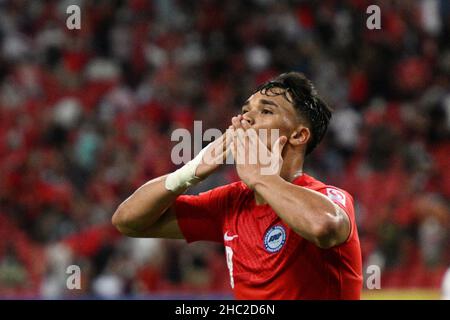 (211223) --, 23 dicembre 2021 (Xinhua) -- Ikhsan Fandi di Singapore festeggia dopo aver segnato durante l'ASEAN Football Federation (AFF) Suzuki Cup 2020 semi-finale prima tappa tra Singapore e Indonesia allo Stadio Nazionale di Singapore il 22 dicembre 2021. (Foto di allora Chih Wey/Xinhua) Foto Stock