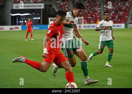 (211223) --, 23 dicembre 2021 (Xinhua) -- Ikhsan Fandi (fronte) di Singapore compete durante la Federazione di Calcio ASEAN (AFF) Suzuki Cup 2020 semi-finale prima tappa tra Singapore e Indonesia allo Stadio Nazionale di Singapore il 22 dicembre 2021. (Foto di allora Chih Wey/Xinhua) Foto Stock