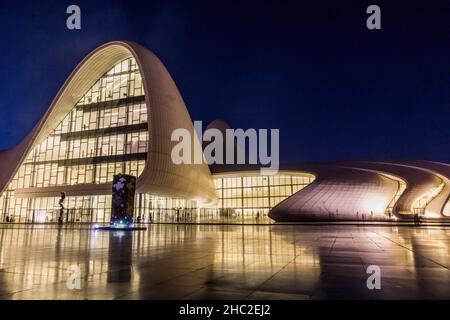 BAKU, AZERBAIJAN - 21 GIUGNO 2018: Vista notturna del centro culturale Heydar Aliyev a Baku, Azerbaijan Foto Stock