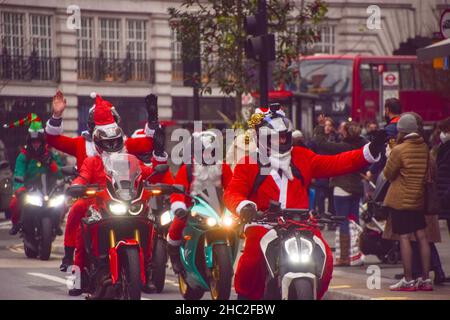 Londra, Regno Unito 23rd dicembre 2021. Motociclisti vestiti come Babbo Natale girano attraverso Regent Street e Piccadilly Circus. Credit: Vuk Valcic / Alamy Live News Foto Stock