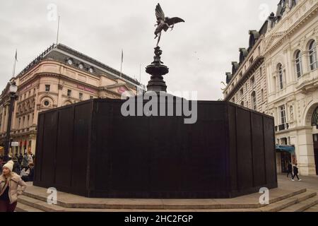 Londra, Regno Unito 23rd dicembre 2021. La Shaftesbury Memorial Fountain, conosciuta come Eros, a Piccadilly Circus è stata imbarcata per impedire alle persone di salire sul punto di riferimento la vigilia di Capodanno. Molte celebrazioni sono state annullate a causa della diffusione della variante Omicron del coronavirus. Credit: Vuk Valcic / Alamy Live News Foto Stock