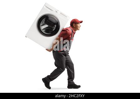 Colpo di profilo a tutta lunghezza di un lavoratore in uniforme che porta una lavatrice sul dorso isolato su sfondo bianco Foto Stock