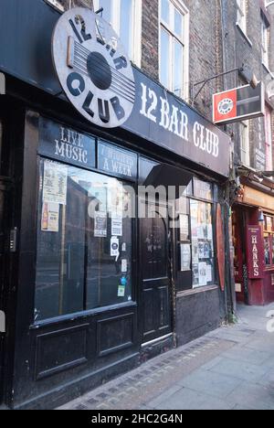 L'esterno dell'ex Bar Club 12 su Denmark Street, Londra, Inghilterra, Regno Unito Foto Stock