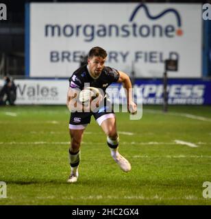 Bridgend, Galles. 6 marzo 2021. Rhys Webb of Ospreys corre con la palla durante la partita Guinness PRO14 tra Ospreys e Dragons al Brewery Field di Bridgend, Galles, Regno Unito, il 6 marzo 2021. Gli stadi sportivi di tutto il Regno Unito rimangono soggetti a rigorose restrizioni a causa della Pandemia di Coronavirus, in quanto le leggi governative di allontanamento sociale vietano ai fan all'interno di luoghi che si traducono in giochi a porte chiuse. Credit: Duncan Thomas/Majestic Media/Alamy Live News. Foto Stock