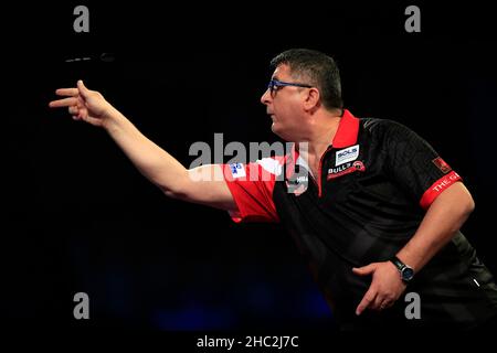 Londra, Regno Unito. Dicembre 23rd 2021: Il torneo di freccette del mondo di William Hill; Mensur Suljovic in azione contro Alan Soutar nel round 2nd Credit: Action Plus Sports Images/Alamy Live News Foto Stock