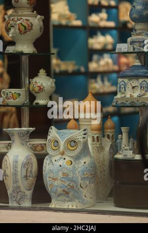 Vetrata con souvenir russi su Arbat Street a Mosca. Foto Stock