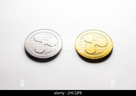 Monete d'argento e d'oro multiple XRP-Ripple fotografate su sfondo bianco, come un prodotto di ripresa Foto Stock