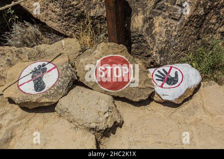 Nessuna entrata e nessun segno di contatto in Gobustan Petroglyph Reserve, Azerbaijan Foto Stock