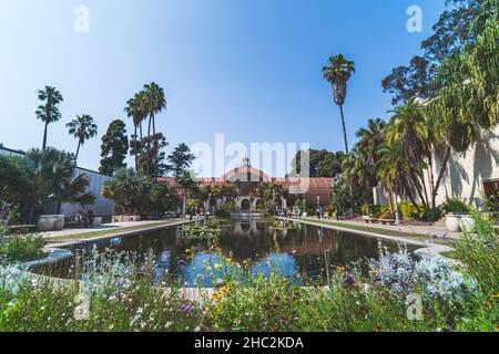Ampia vista sul Palazzo Botanico e sul laghetto di Lilly a Balboa Park San Diego Foto Stock