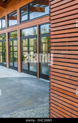 Legno, finestre e porte al Lewis Creek Visitor Center, Newcastle, Washington. Foto Stock