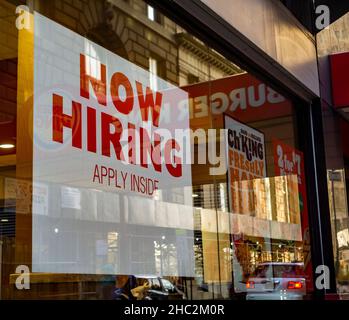 Un segno sulla finestra di un ristorante Burger King a New York annuncia che stanno assumendo, visto il Venerdì, 17 dicembre 2020. (© Richard B. Levine) Foto Stock