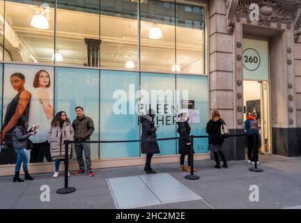 Gli acquirenti più esigenti si allineano al di fuori del 260 Sample sale outlet a New York domenica 19 dicembre 2021 per acquistare abiti e accessori firmati Eileen Fisher notevolmente ridotti. (© Richard B. Levine) Foto Stock