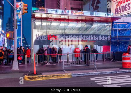 Lo stand half-priceTKTS a Times Square a New York martedì 21 dicembre 2021. Nonostante una serie di chiusure relative a COVID, 11 chiusure, 21 esposizioni hanno continuato ad alzare le loro tende. (© Richard B. Levine) Foto Stock