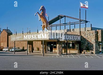 L'originale Roy Rogers Museum sull'autostrada 18 vicino all'Apple Valley Inn, California, USA nel 1967. Il museo è stato inaugurato nel 1957. Una scultura in vetroresina del grilletto del cavallo di Rogers si trova sopra l'ingresso. Il Roy Rogers-Dale Evans Museum si trasferì nel 1976 da Apple Valley a Victorville, dove si trovava per 27 anni. È stata la casa dei manufatti della carriera televisiva di Rogers. Dopo la morte di Rogers (1998) e Evans (2001) il museo si trasferì a Branson, Missouri nel 2003, ma chiuse nel 2009. Questa immagine proviene da un vecchio amatoriale americano Kodak color transparency – una foto d'epoca 1950s Foto Stock