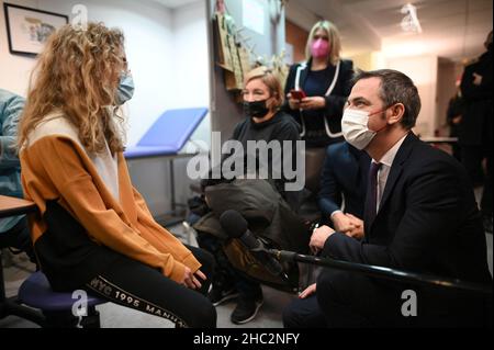 Parigi, Francia. 23rd Dic 2021. Olivier Veran, Ministro della solidarietà e della salute e Adrien Taquet, Il Segretario di Stato per i Bambini e le famiglie si rechi al centro di vaccinazione del municipio del 5th arrondissement di Parigi per la vaccinazione contro il Covid di tutti i bambini di età compresa tra i 5 e i 11 anni che hanno iniziato questo mercoledì 22 dicembre in Francia. A Parigi il 23 dicembre 2021. Photo by Eliot Blondt/ABACAPRESS.COM Credit: Abaca Press/Alamy Live News Foto Stock